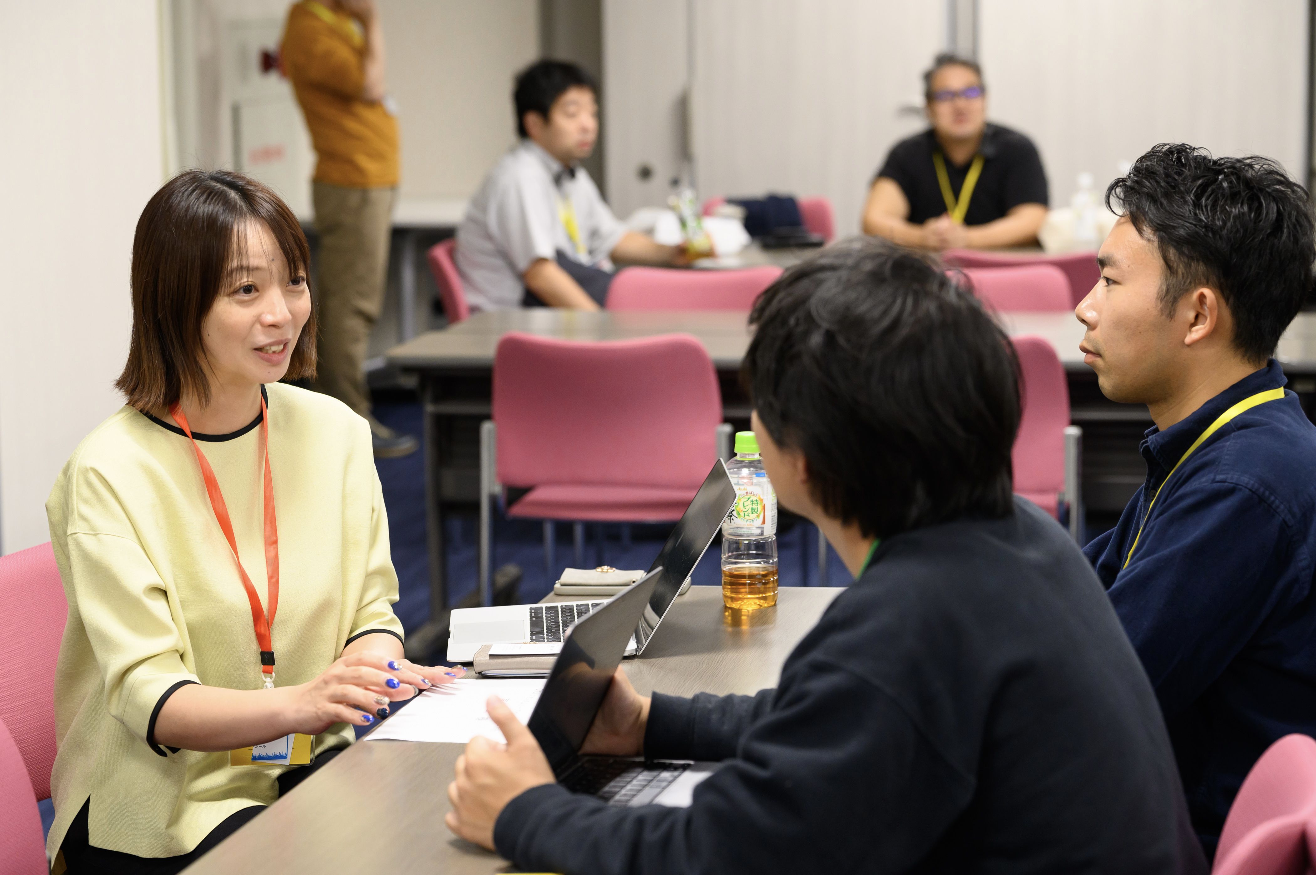 参加者同士で対話するプログラムの様子